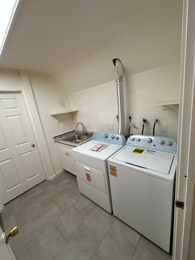 Building Photo - Torrano/DUPLEX