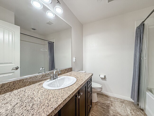 Building Photo - 3 bed, 2 1/2 bath townhome in sought-after Oak Terrace community