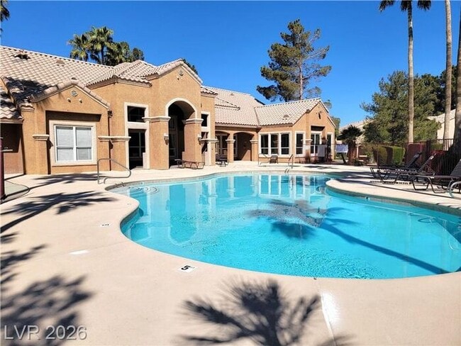 Building Photo - FANTASTIC 1ST FLOOR UNIT IN GATED COMMUNITY-NW!!