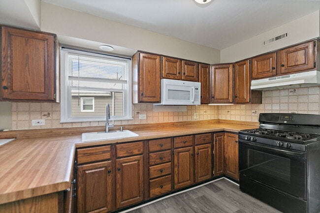 Building Photo - 1105 Woodlawn Cir