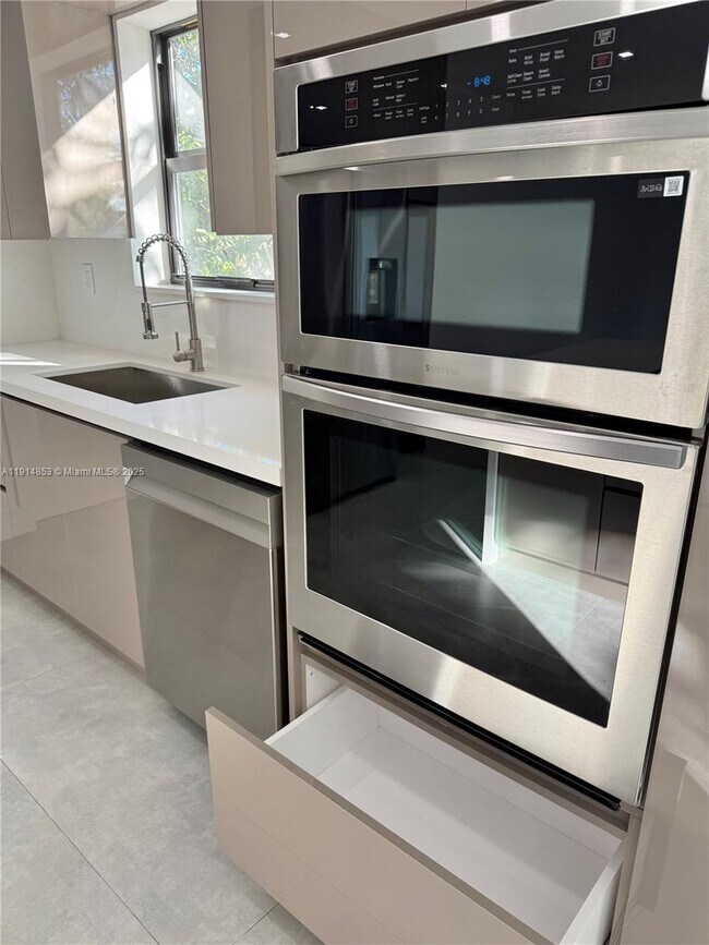 Building Photo - 12615 N Miami Ave