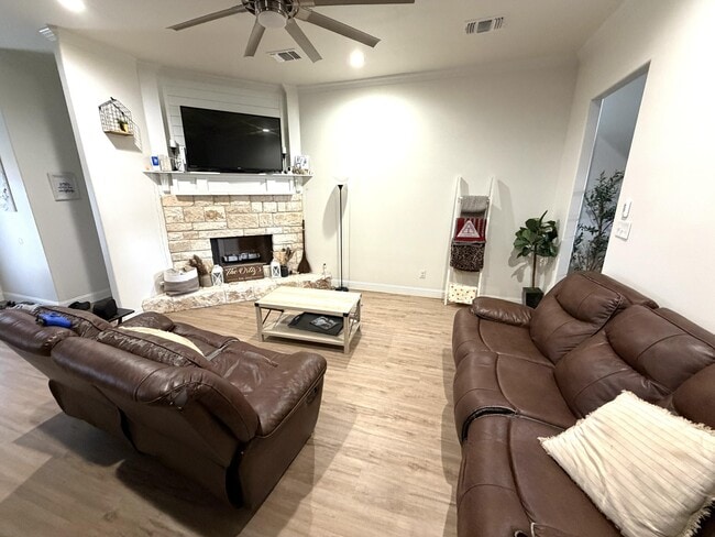 Building Photo - 1018 N Genoa Ave