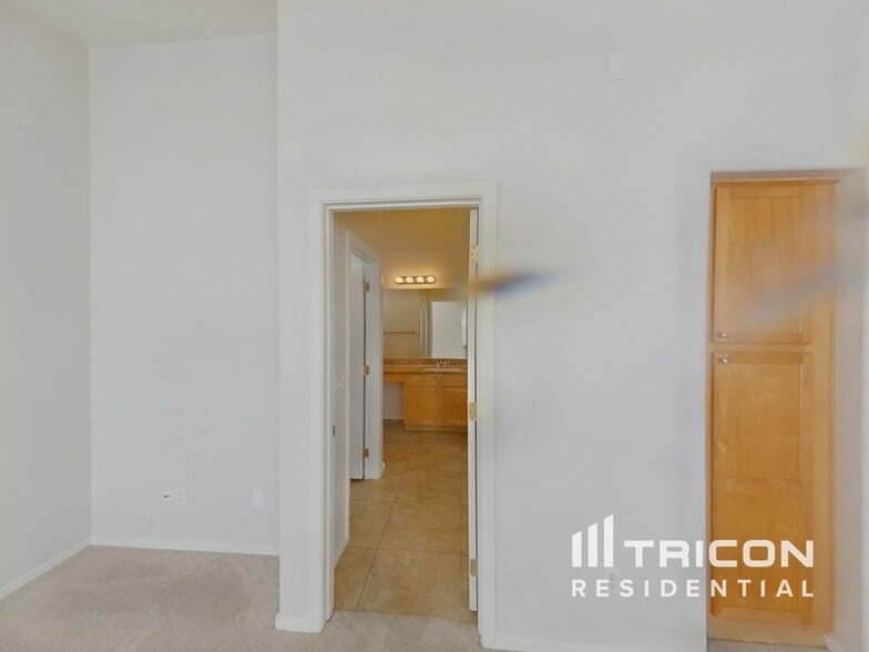 Building Photo - 6914 S 38th Ln
