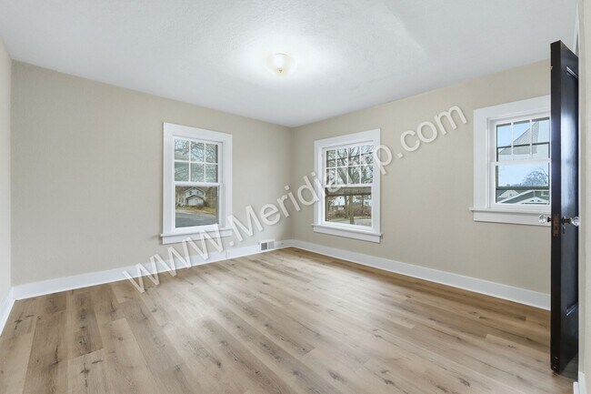 Building Photo - 931 Woodview Blvd