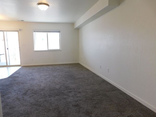 Building Photo - Newer Townhome Close to Shopping