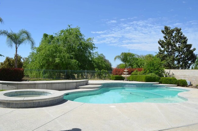 Building Photo - Spacious Riverlakes Golf Course Home with Pool, Spa & 3-Car Garage