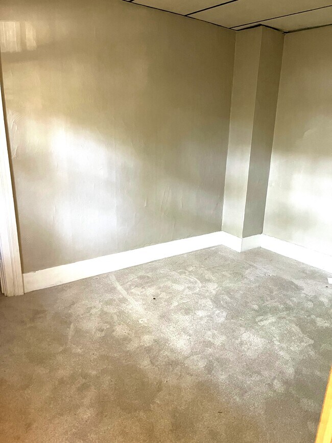 Building Photo - 501 E 7th St