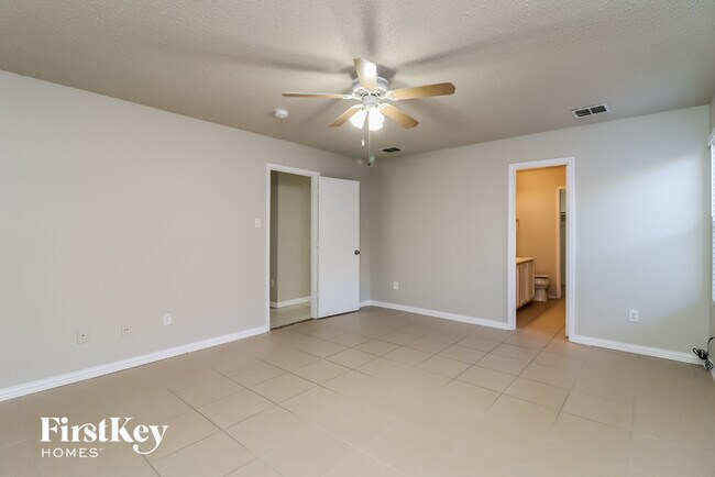 Building Photo - 3913 Fox Run Dr