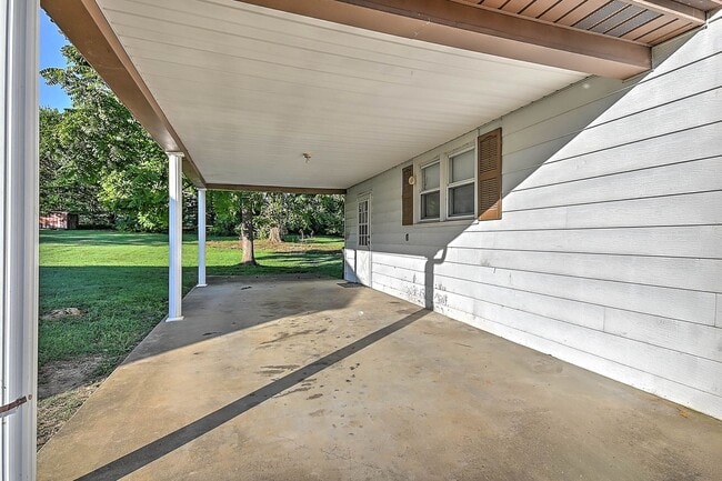 Building Photo - 3 Bedroom / 1 Bath Home