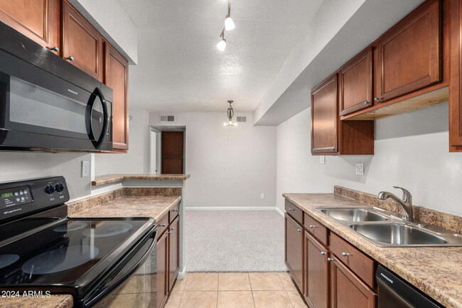 Building Photo - Beautiful Scottsdale 1 Bedroom Apartment!