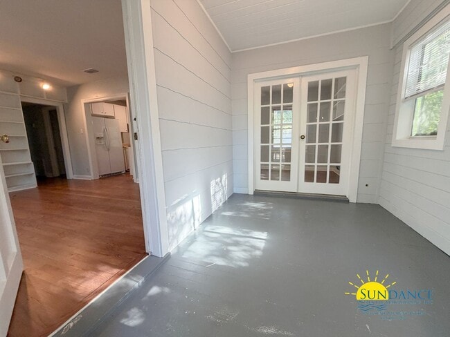 Building Photo - Freshly Painted 3BR/2BA Home Near Santa Rosa Sound & Choctawhatchee Bay!
