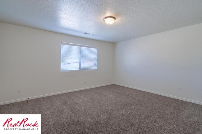 Building Photo - DOG-FRIENDLY 3 Bedroom Townhome with INTERNET INCLUDED!