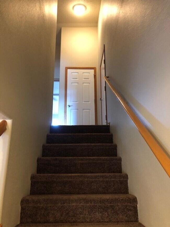 Building Photo - Completely renovated 3 Bed, 2.5 Bath Townhouse in McMinnville- Pets on Approval, Landscaping Incl...
