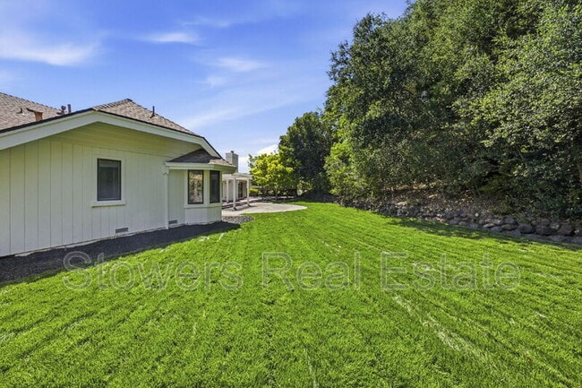 Building Photo - 618 Banister Ln