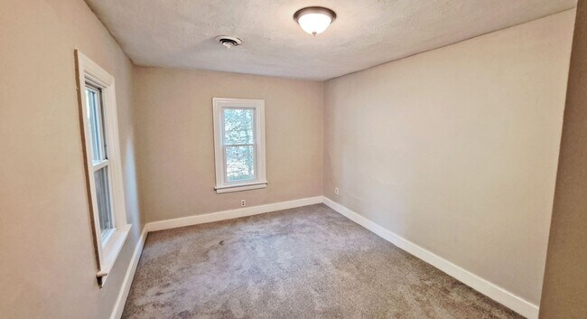 Building Photo - 3 Bed / 1 Bath Single Family Home