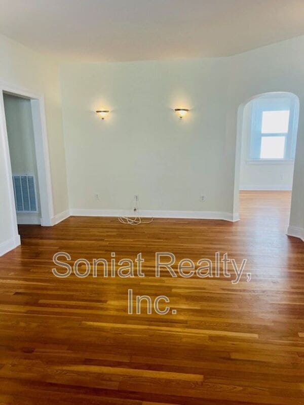 Building Photo - 3215 Nashville Ave