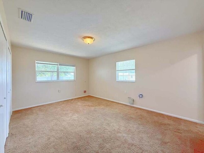 Building Photo - 213 6th Ave NW