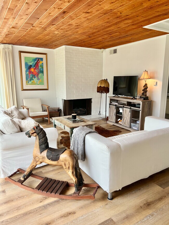 Building Photo - 6232 Tapia Dr