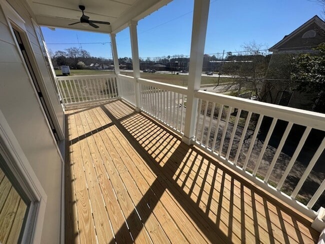 Building Photo - 621 Arthur St