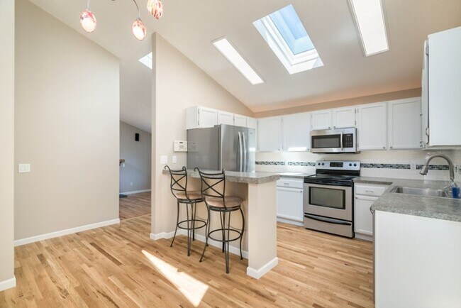 Building Photo - Charming Home in SW Portland