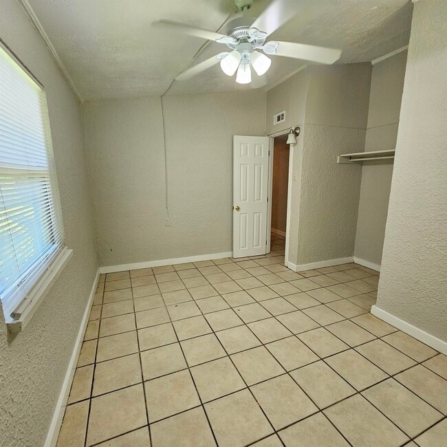 Building Photo - 1516 Majestic Ave