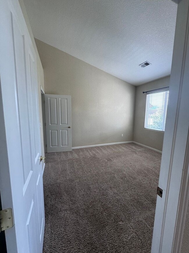 Building Photo - July 1st Move in! Top Floor 2 Bed / 2 Bath...