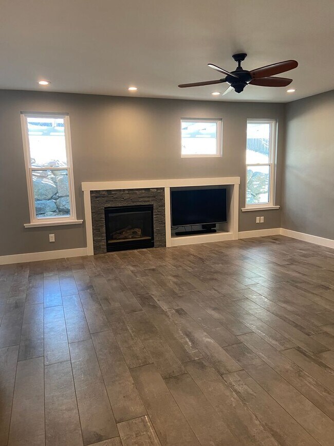 Building Photo - Beautifully remodeled 3 Bdrm+Master retrea...