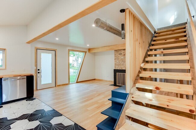 Building Photo - Amazing 2 bedroom, 2 bathroom 1,330 sf hom...