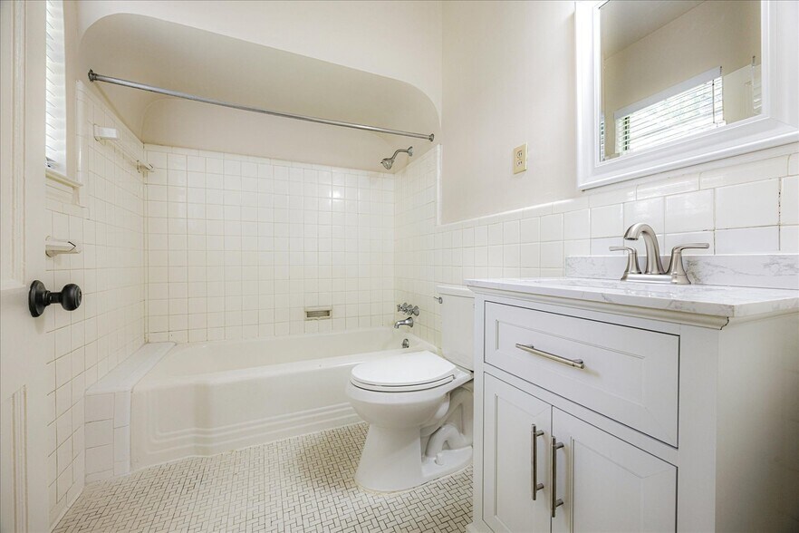 Primary Bed Bathroom - 171 Palisade St