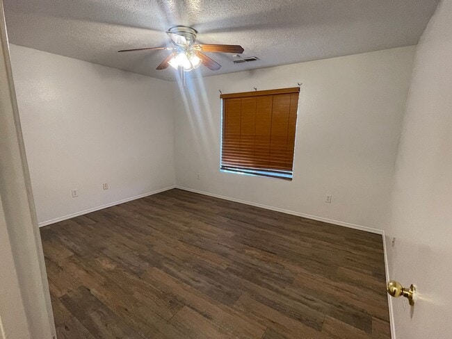 Building Photo - Beautiful 3 bedroom 2 bath home.