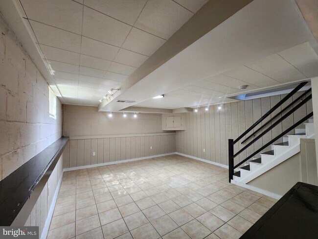 Building Photo - 1925 Ewald Ave