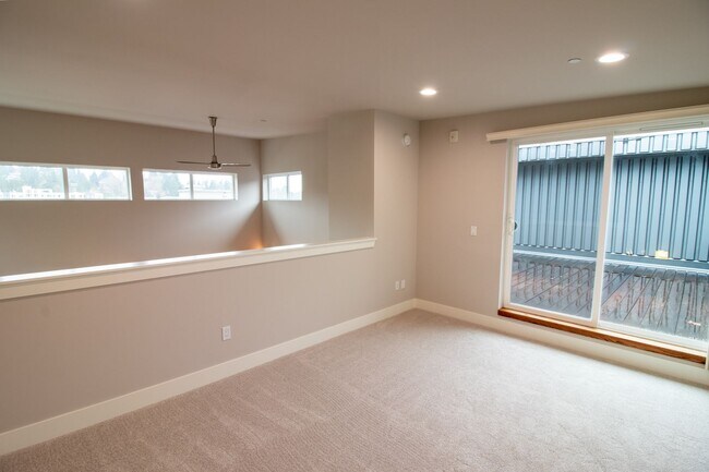 Building Photo - 2Bd/2Ba Mercer Island Condo