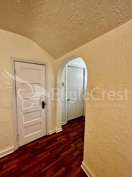 Building Photo - Comfortable 2-Bedroom Home with Fenced Yard & Washer/Dryer Hookups