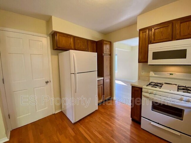 Building Photo - 6879 Oak Lake Dr
