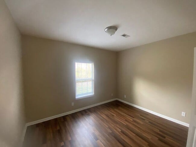 Building Photo - 2 bed, 2 bath, 2 car garage ranch style townhouse in N. Knoxville