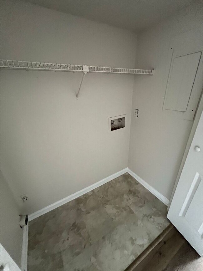 Building Photo - Available now!!! 2 Story townhome across from Briscoe Park!!