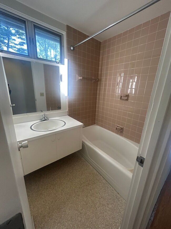 Building Photo - 3 bed, 2 1/2 bath house