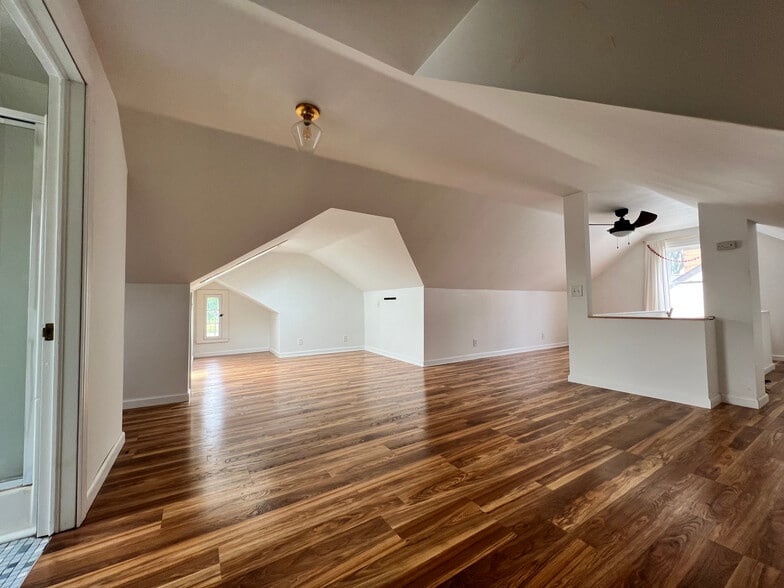 private living area - 4425 York Ave N