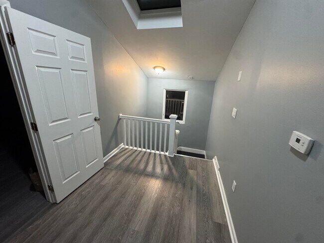 Building Photo - 225 E 19th St