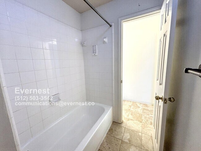 Building Photo - Spacious 5-Bedroom Retreat with Modern Com...