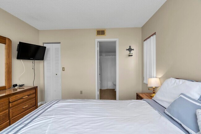 Building Photo - 6715 W 26th Dr