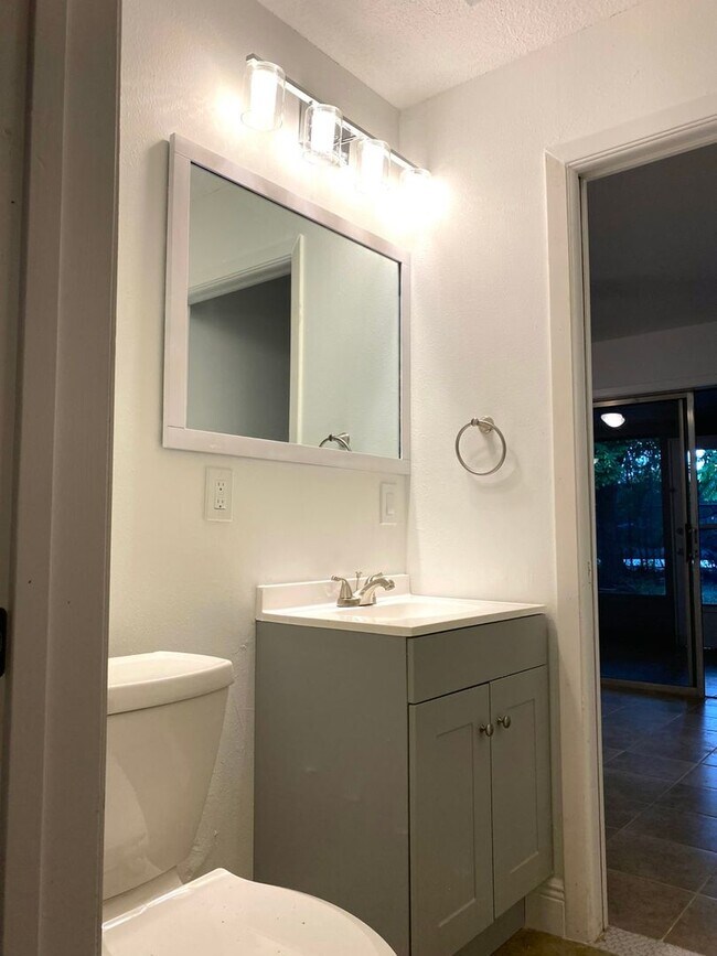 Building Photo - Southern Oaks 2 / 2 with Office & Sun Room