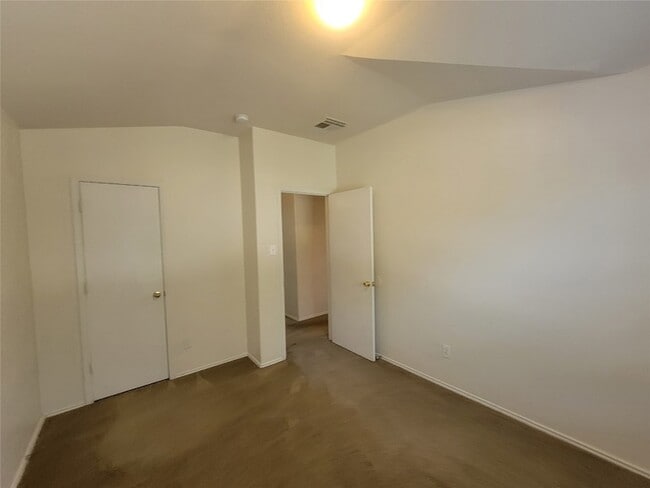 Building Photo - 2410 Lakecrest Village Ct