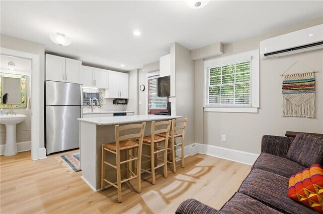 Building Photo - 826 Mentelle Dr NE