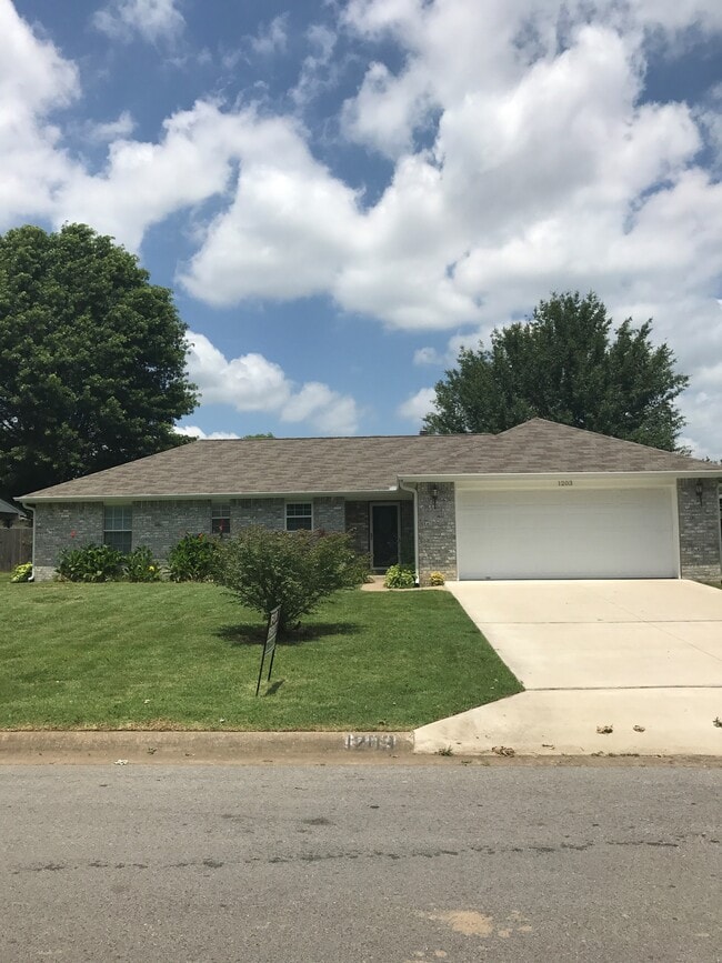 Building Photo - 1203 SE 22nd St