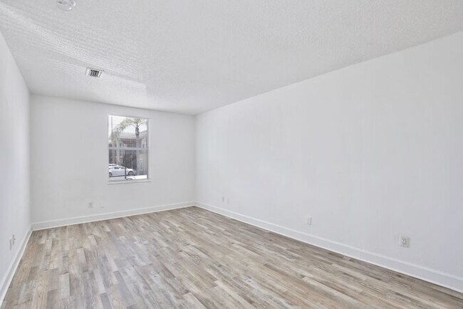 Building Photo - Spacious 3/2 Condo with a Cover Patio Area...