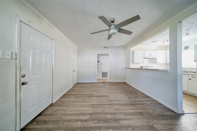 Building Photo - 303 Park St