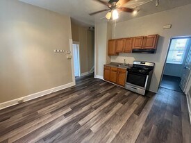 Building Photo - 524 S Queen St