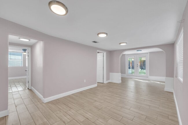 Building Photo - Charming & Deceptively Spacious 4BR Home in South Seminole Heights – Fully Renovated!