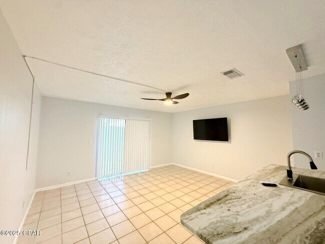 Building Photo - 4113 Holiday Dr